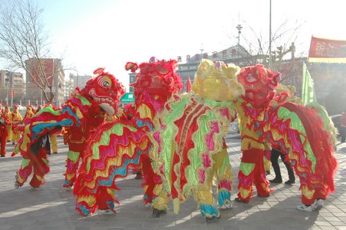 酒泉市2011年元宵節(jié)社火匯演期間，部分社火隊(duì)來公司拜年
