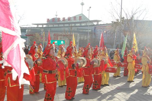 酒泉市2011年元宵節(jié)社火匯演期間，部分社火隊(duì)來公司拜年