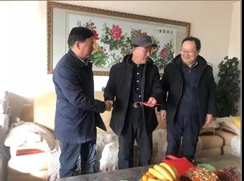 敦煌種業(yè)領(lǐng)導(dǎo)看望慰問公司老干部、老黨員及困難黨員職工