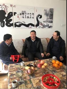 敦煌種業(yè)領(lǐng)導(dǎo)看望慰問公司老干部、老黨員及困難黨員職工