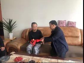 敦煌種業(yè)領(lǐng)導(dǎo)看望慰問公司老干部、老黨員及困難黨員職工