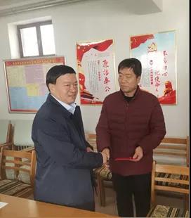 敦煌種業(yè)領(lǐng)導(dǎo)看望慰問公司老干部、老黨員及困難黨員職工